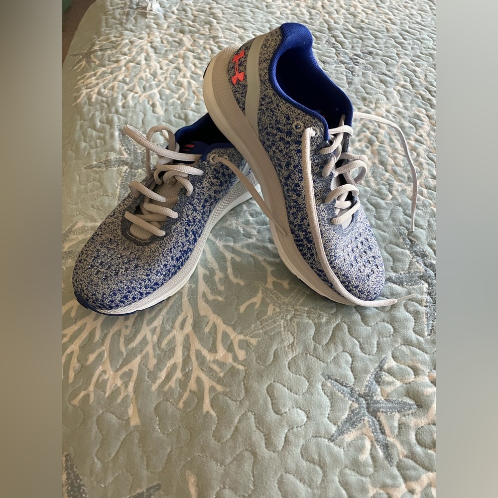 Under Armour women 7.5 Deluxe athletic shoes